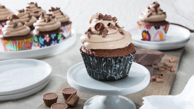 The best way to pour cupcake batter and frost cupcakes