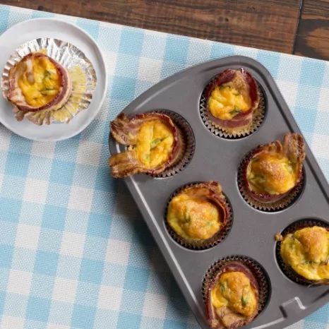 https://reynoldskitchens.ca/sites/default/files/styles/recipe_466_466/public/2021-06/bacon_egg_cups_web.jpg.webp?itok=dADNY2zS